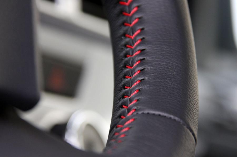 Детали интерьера Scion iQ 2012 года  (фото 77 из 128)